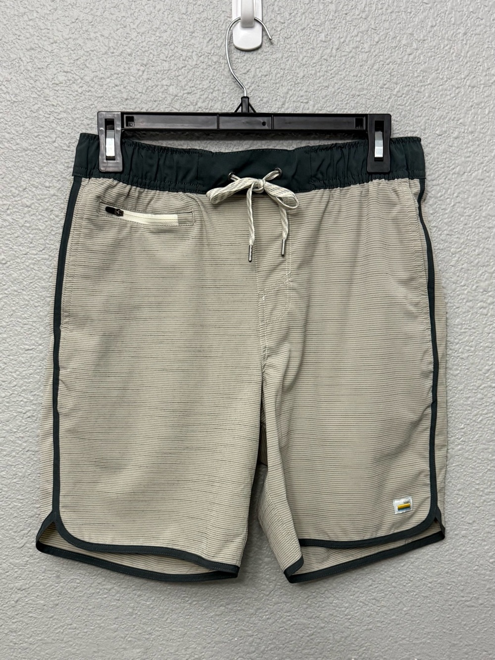 Vuori |  Banks Shorts | Beach Sand Stripe | Size Small 7” Inseam